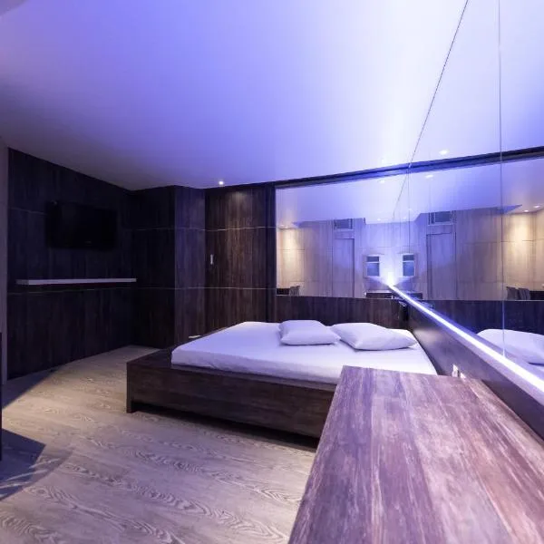 Snob Motel (Adult Only)