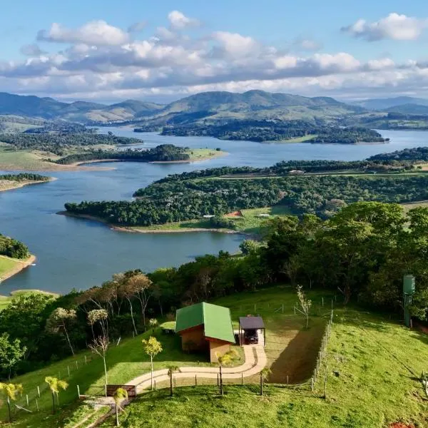 Chalé com borda infinita vista para represa